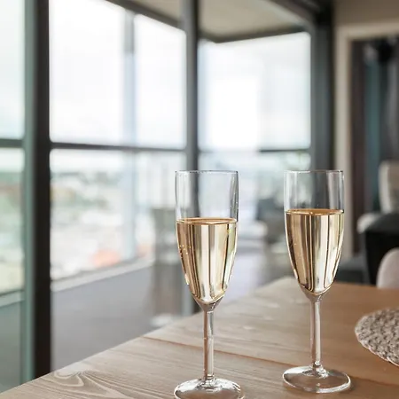 New 12th Floor 2br - Stunning Skyline Views 오울루