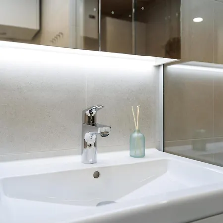 New 12th Floor 2br - Stunning Skyline Views * 오울루